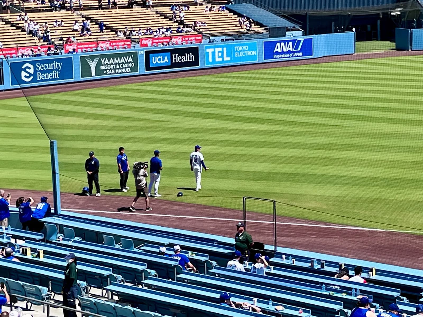 山本由伸が試合前にウォームアップする場面